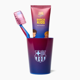 Set pentru copii FC Barcelona, incluzand periuta de dinti, pasta de dinti si pahar, pe fundal alb