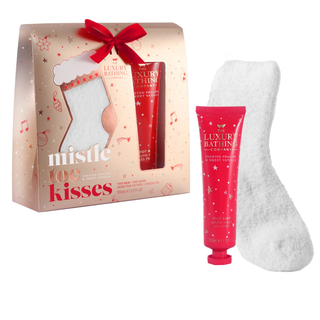 Set cadou Mistletoe Kisses, Toasted Praline & Sweet Vanilla, 100 ml Balsam pentru picioare, 1 pereche sosete pufoase, The Luxury Bathing Company