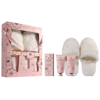 Set Cadou Luxury Slipper, Creme Brulee, Orange Blossom & Vanilla, Sapun Lichid pentru Picioare, Crema Picioare, Cristale Baie pentru Picioare, Pereche Papuci Pufosi de Casa, The Luxury Bathing Company, 4 articole