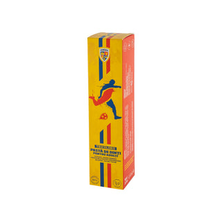 A tall rectangular product box for soccer shin guards, featuring a yellow front panel with a blue and red soccer player graphic, a red side panel, and Spanish text reading 'PROTECCIÓN PEZTO DE GINTILLOS PARA TOPO ADULTO'.