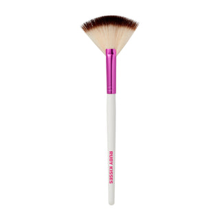 RUBY KISSES, Pensula evantai pentru iluminator si bronzer Fan