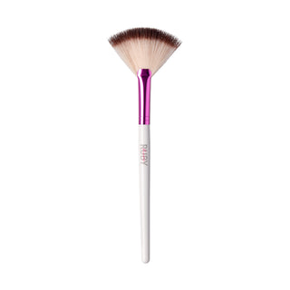 RUBY KISSES, Pensula evantai pentru iluminator si bronzer Fan