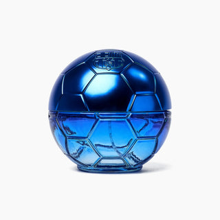 Apa de parfum pentru barbati FC Barcelona in forma de minge de fotbal albastra pe fundal alb