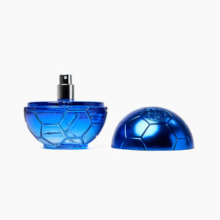 Apa de parfum pentru barbati FC Barcelona in forma de minge de fotbal albastra pe fundal alb