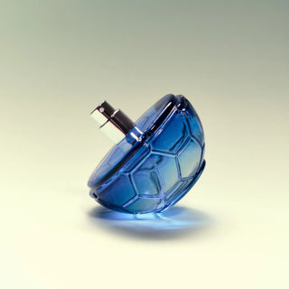 Apa de parfum pentru barbati FC Barcelona in forma de minge de fotbal albastra, fara capac,  pe fundal deschis