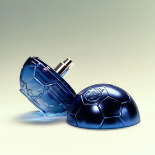 Apa de parfum pentru barbati FC Barcelona in forma de minge de fotbal albastra, pe fundal deschis
