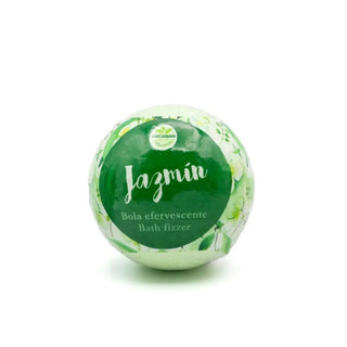 Bila efervescenta de baie verde cu parfum de iasomie, pe fundal alb