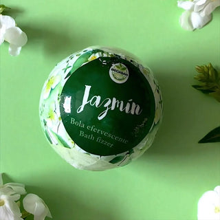 Bila efervescenta de baie cu parfum de iasomie, pe fundal verde cu elemente florale