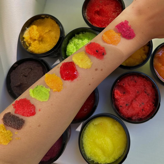 Scrub pentru corp cu efect de luminozitate, Kiwi Kisses, Beauty Jar Yummy, 360 g