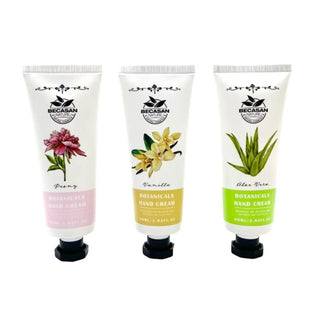 Trei tuburi de crema de maini Becasan cu parfum de bujor, vanilie si aloe vera, pe fundal alb