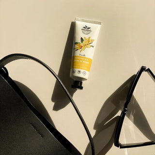 Tub de crema de maini Becasan Botanicals Vanilla, pe fundal alb