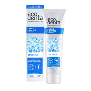 Tub de pasta de dinti impotriva cariilor cu 25% Xylitol Ecodenta, pe fundal alb