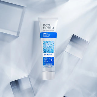 Tub de pasta de dinti impotriva cariilor cu 25% Xylitol Ecodenta, pe fundal gri deschis