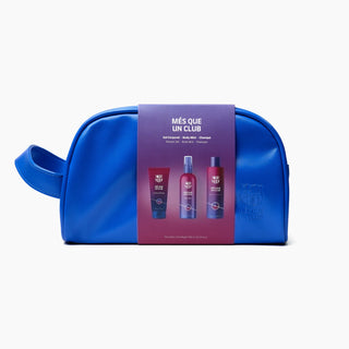 Borseta albastra pentru cosmetice pe fundal alb