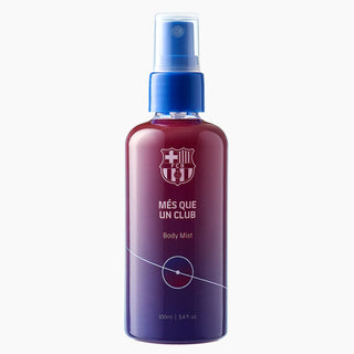Sticla de body mist mov cu capac albastru si logo FCB, pe fundal alb
