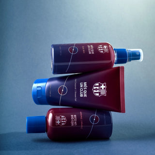 Body mist, gel de dus si sampon FC Barcelona suprapuse, pe fundal albastru