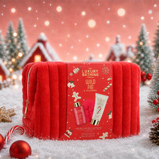 Set Holiday Escape, 1 x 250 ml Gel de dus, 1 x 150 ml Crema de corp, 1 x Burete de baie, 1 x Borseta Luxury, Wild Fig & Cranberry, The Luxury Bathing Company